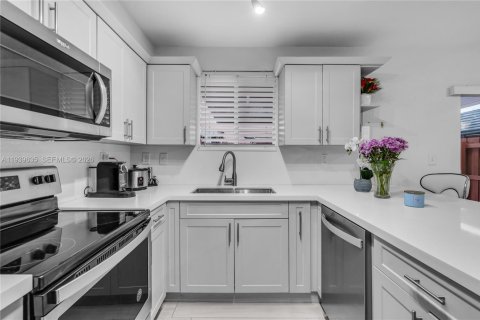 Townhouse in Hialeah Gardens, Florida 3 bedrooms, 128.58 sq.m. № 1997273 - photo 7