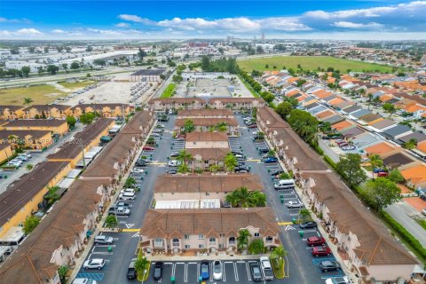Townhouse in Hialeah Gardens, Florida 3 bedrooms, 128.58 sq.m. № 1997273 - photo 14