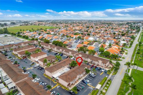 Townhouse in Hialeah Gardens, Florida 3 bedrooms, 128.58 sq.m. № 1997273 - photo 22