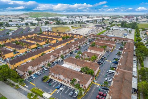 Townhouse in Hialeah Gardens, Florida 3 bedrooms, 128.58 sq.m. № 1997273 - photo 19