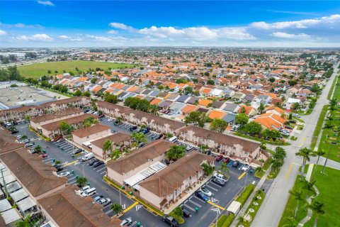 Townhouse in Hialeah Gardens, Florida 3 bedrooms, 128.58 sq.m. № 1997273 - photo 23