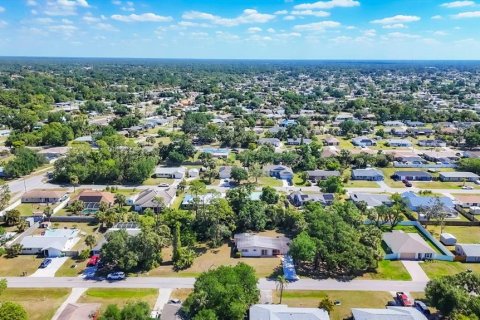 House in Port Charlotte, Florida 2 bedrooms, 107.4 sq.m. № 1654540 - photo 1