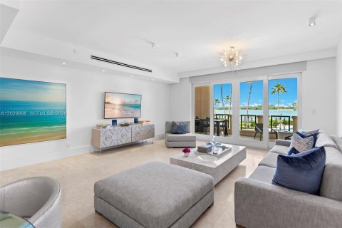 Condo in Miami Beach, Florida, 2 bedrooms № 2077649 - photo 4
