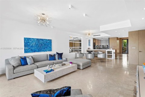 Condo in Miami Beach, Florida, 2 bedrooms № 2077649 - photo 13
