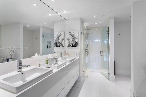 Condo in Miami Beach, Florida, 2 bedrooms № 2077649 - photo 23