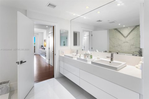 Condo in Miami Beach, Florida, 2 bedrooms № 2077649 - photo 24