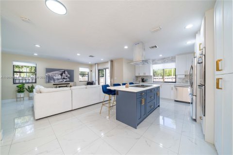 House in Fort Lauderdale, Florida 3 bedrooms, 200.48 sq.m. № 1896729 - photo 3