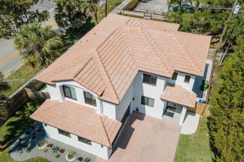 House in Fort Lauderdale, Florida 3 bedrooms, 200.48 sq.m. № 1896729 - photo 4