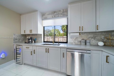 House in Fort Lauderdale, Florida 3 bedrooms, 200.48 sq.m. № 1896729 - photo 13