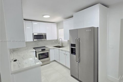 Casa en alquiler en Miami, Florida, 4 dormitorios, 175.96 m2 № 1993623 - foto 6