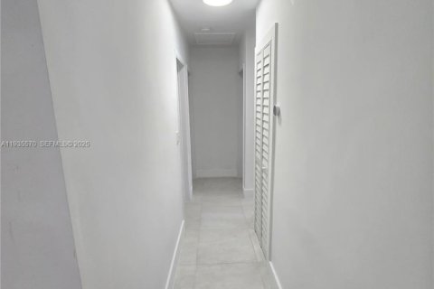 Casa en alquiler en Miami, Florida, 4 dormitorios, 175.96 m2 № 1993623 - foto 4