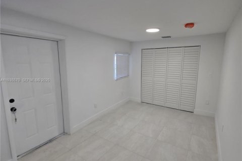 Casa en alquiler en Miami, Florida, 4 dormitorios, 175.96 m2 № 1993623 - foto 5