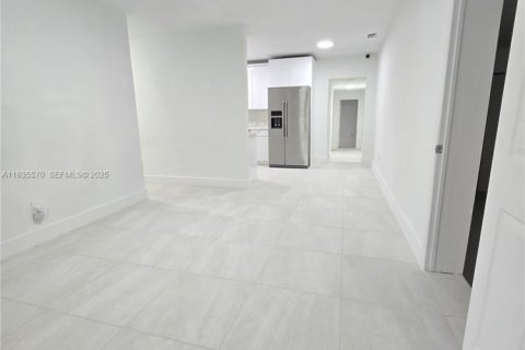 Casa en alquiler en Miami, Florida, 4 dormitorios, 175.96 m2 № 1993623 - foto 3