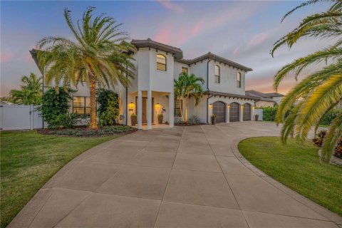 House in New Smyrna Beach, Florida 4 bedrooms, 432.92 sq.m. № 1624654 - photo 1