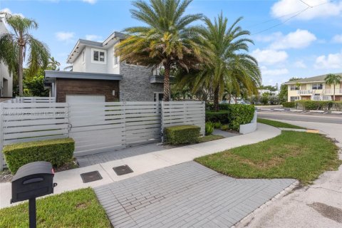 Casa en venta en Fort Lauderdale, Florida, 3 dormitorios, 178.93 m2 № 1748307 - foto 1