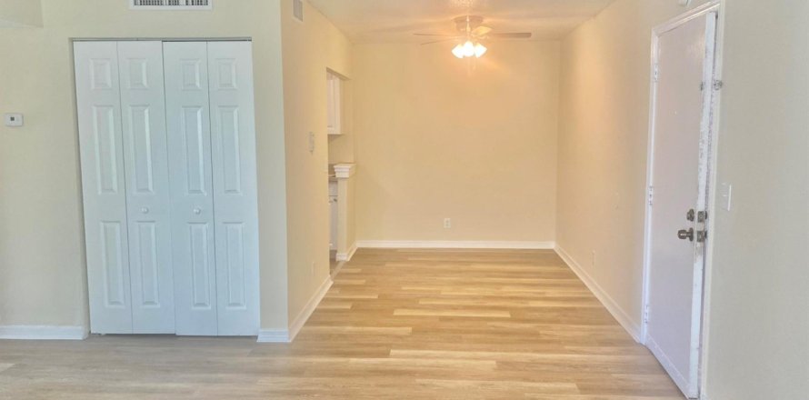 Condominio en West Palm Beach, Florida, 2 dormitorios  № 2188228