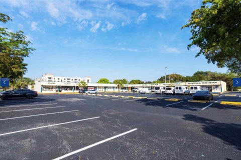 Tienda en alquiler en Tamarac, Florida № 1029342 - foto 1