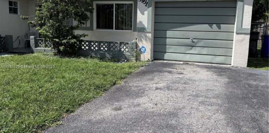House in Lauderdale Lakes, Florida 3 bedrooms, 166.76 sq.m. № 1945154