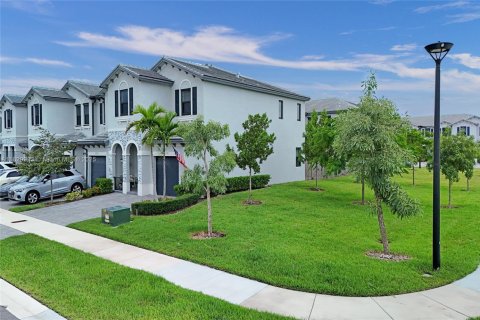Townhouse in Homestead, Florida 4 bedrooms, 169.08 sq.m. № 1804375 - photo 2