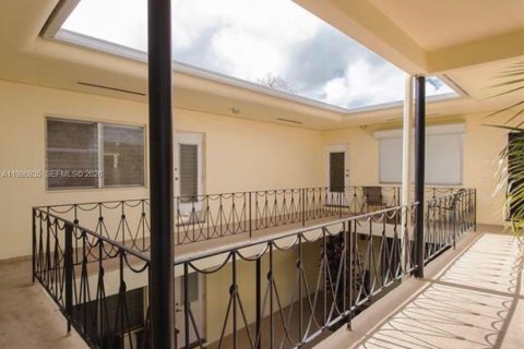 Condo in Miami, Florida, 1 bedroom  № 2051427 - photo 4