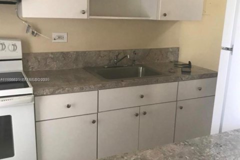 Condo in Miami, Florida, 1 bedroom  № 2051427 - photo 13