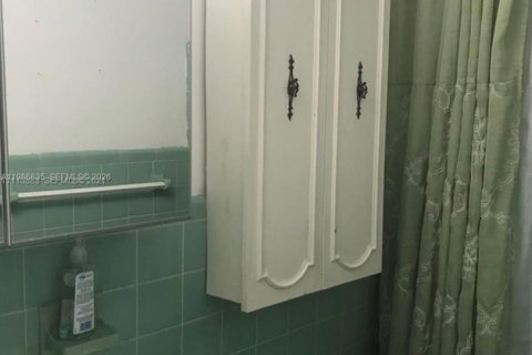 Condo in Miami, Florida, 1 bedroom  № 2051427 - photo 9