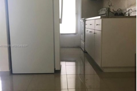 Condo in Miami, Florida, 1 bedroom  № 2051427 - photo 5