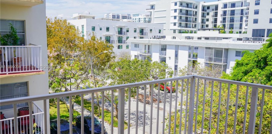 Condominio en Hollywood, Florida, 1 dormitorio № 2057627