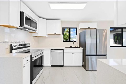 House in Hallandale Beach, Florida 2 bedrooms, 123.37 sq.m. № 2076368 - photo 2