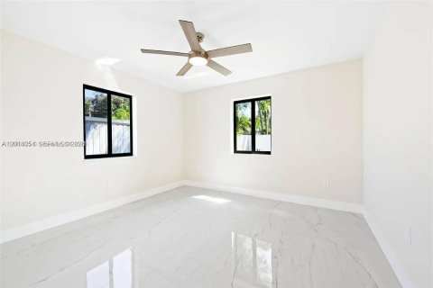House in Hallandale Beach, Florida 2 bedrooms, 123.37 sq.m. № 2076368 - photo 9
