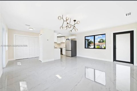 House in Hallandale Beach, Florida 2 bedrooms, 123.37 sq.m. № 2076368 - photo 3