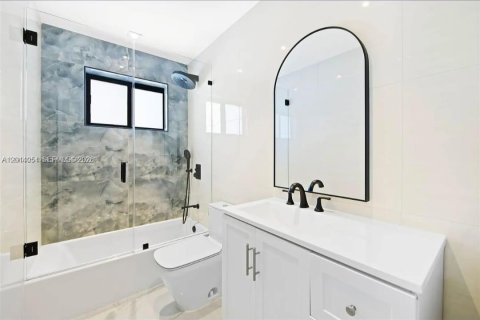 House in Hallandale Beach, Florida 2 bedrooms, 123.37 sq.m. № 2076368 - photo 11
