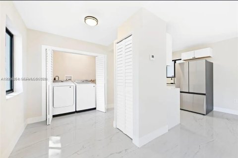 House in Hallandale Beach, Florida 2 bedrooms, 123.37 sq.m. № 2076368 - photo 4