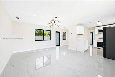 House in Hallandale Beach, Florida 2 bedrooms, 123.37 sq.m. № 2076368 - photo 5