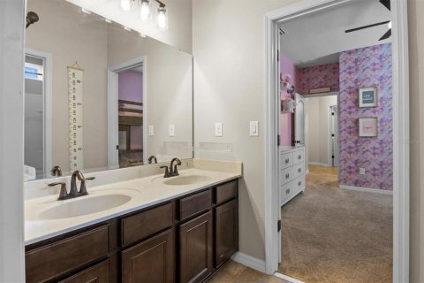 House in Winter Haven, Florida 4 bedrooms, 280.94 sq.m. № 2320883 - photo 16