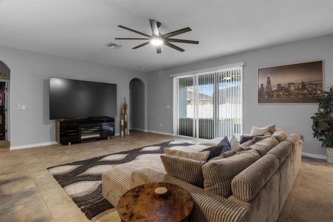 House in Winter Haven, Florida 4 bedrooms, 280.94 sq.m. № 2320883 - photo 5