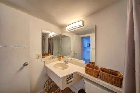 Condo in Sunny Isles Beach, Florida  № 1861241 - photo 17