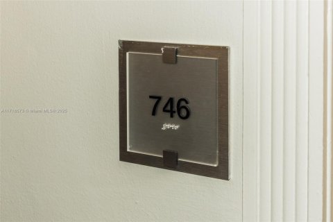 Condo in Sunny Isles Beach, Florida  № 1861241 - photo 4