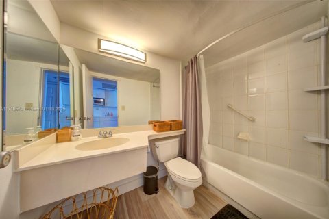 Condo in Sunny Isles Beach, Florida  № 1861241 - photo 15