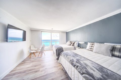 Condo in Sunny Isles Beach, Florida  № 1861241 - photo 1