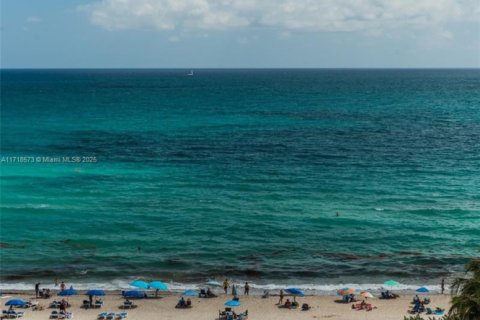 Condo in Sunny Isles Beach, Florida  № 1861241 - photo 3