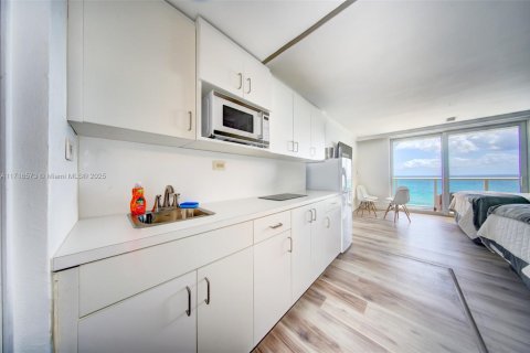 Condo in Sunny Isles Beach, Florida  № 1861241 - photo 9