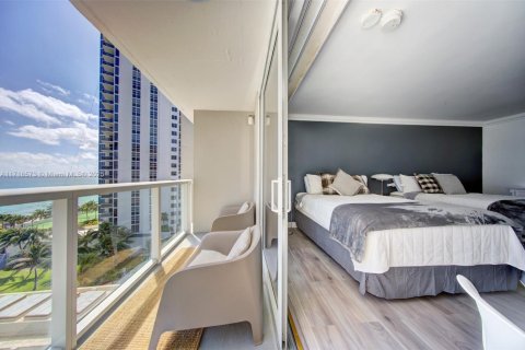 Condo in Sunny Isles Beach, Florida  № 1861241 - photo 10