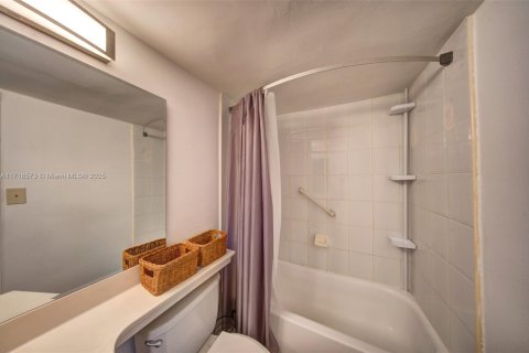 Condo in Sunny Isles Beach, Florida  № 1861241 - photo 18