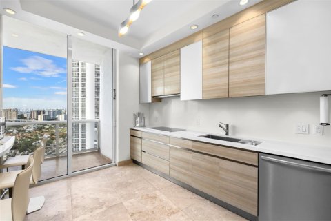 Condo in Sunny Isles Beach, Florida, 3 bedrooms  № 2013636 - photo 11