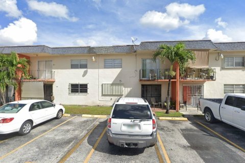 Condo in Hialeah, Florida, 1 bedroom  № 1971306 - photo 1