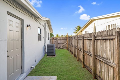 Купить виллу или дом в Окленд-Парк, Флорида 4 спальни, 138.89м2, № 1998673 - фото 24