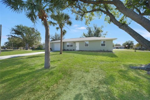 Villa ou maison à vendre à Punta Gorda, Floride: 3 chambres, 122.63 m2 № 1567768 - photo 1