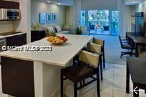 Снять в аренду кондоминиум в Дорал, Флорида 1 спальня, 99.41м2, № 1985127 - фото 18