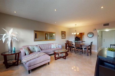 Condominio en venta en Hallandale Beach, Florida, 1 dormitorio, 71.53 m2 № 1021812 - foto 17